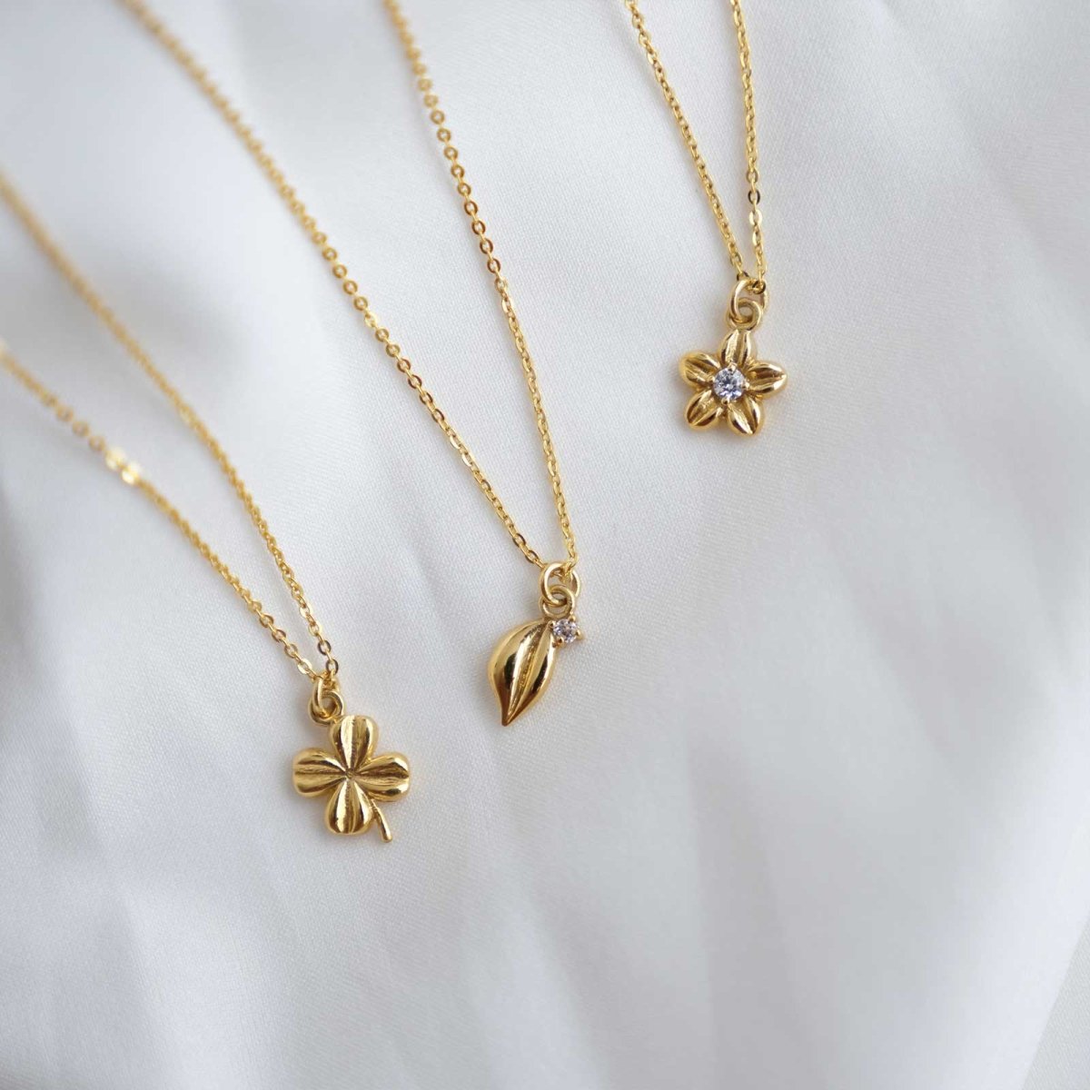 Tiny Flower Pendant 18ct Gold Vermeil - HUTCH London